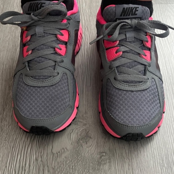 Nike Women's Dual Fusion ST2 Sneakers, Gray/Hot Pink Size 7 - Picture 2 of 16